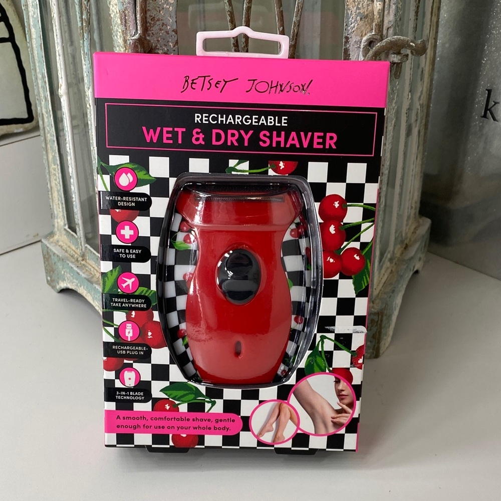 Betsey Johnson Rechargeable Shaver